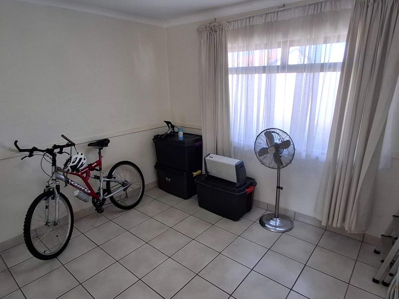 Glamorous 2 Bedroom Living - Photo 8