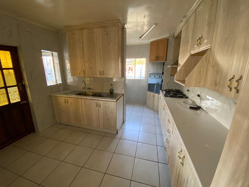 4 Bedroom House for rent - Photo 4