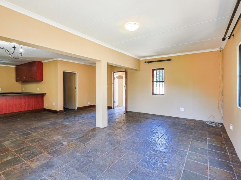 Modern 4 bedroom Oasis: Designer Living in a Premier Suburb - Photo 10