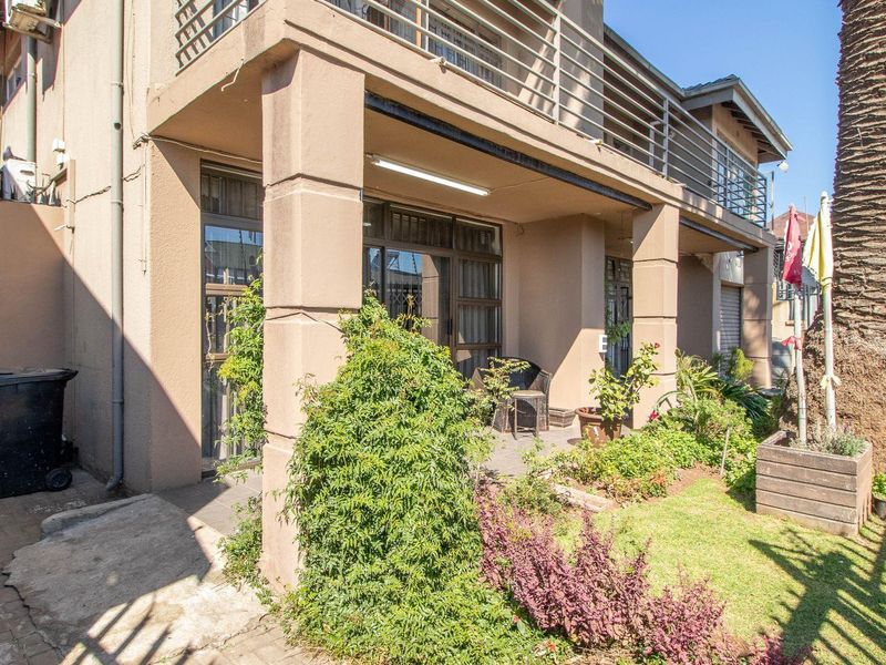 Beautiful Double-Storey 5 Bedroom Home - Photo 3