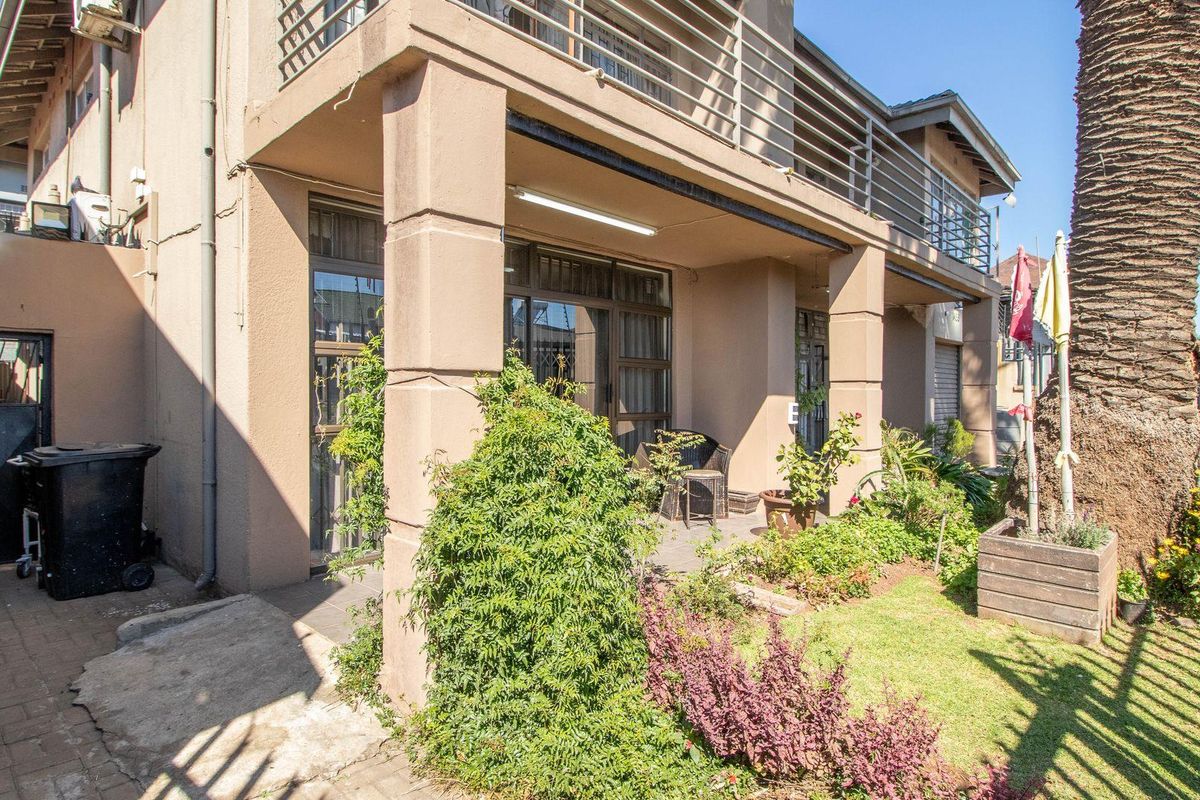 Beautiful Double-Storey 5 Bedroom Home - Photo 3