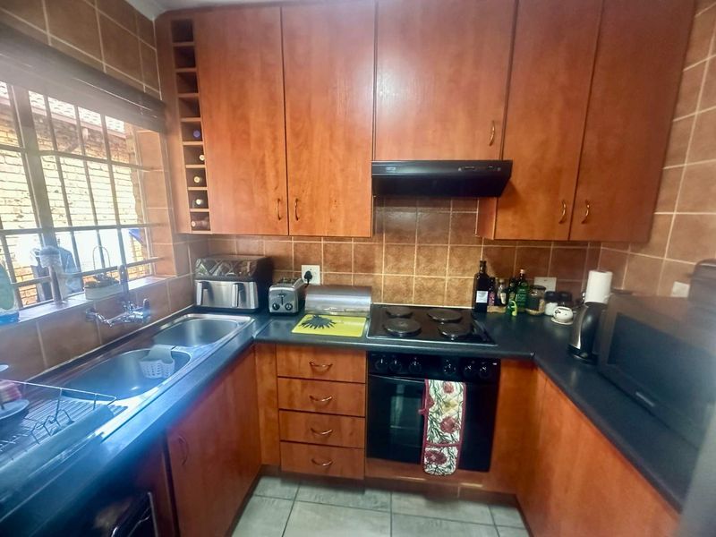 Charming 2 Bedroom Townhouse for Sale - Photo 10