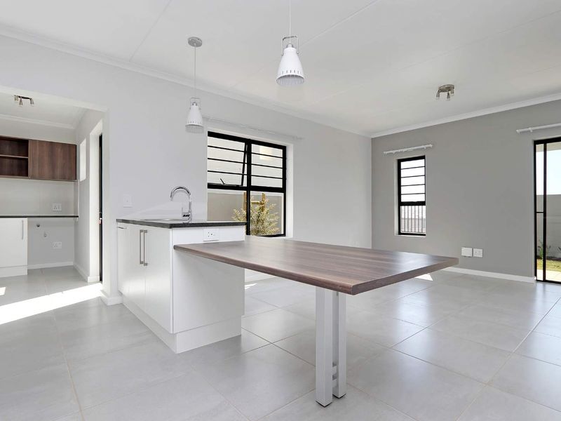Spacious three bedroom townhouse with Double garage - Photo 3