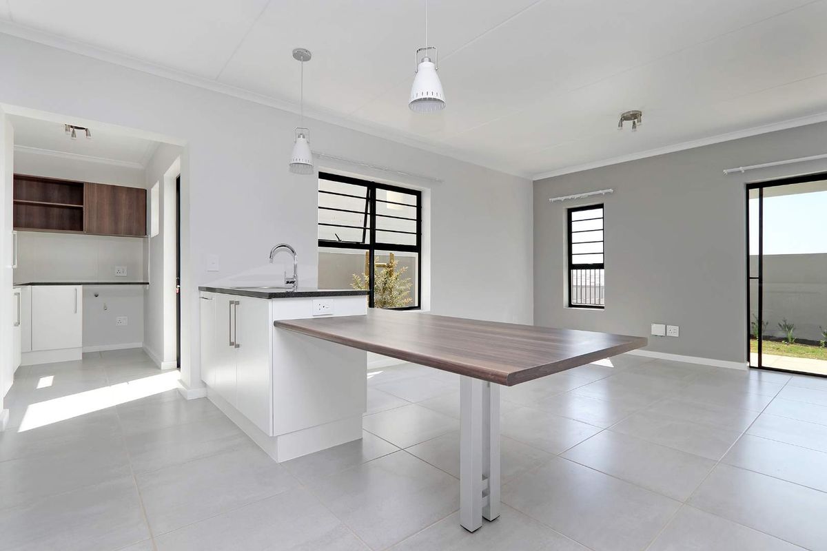 Spacious three bedroom townhouse with Double garage - Photo 3