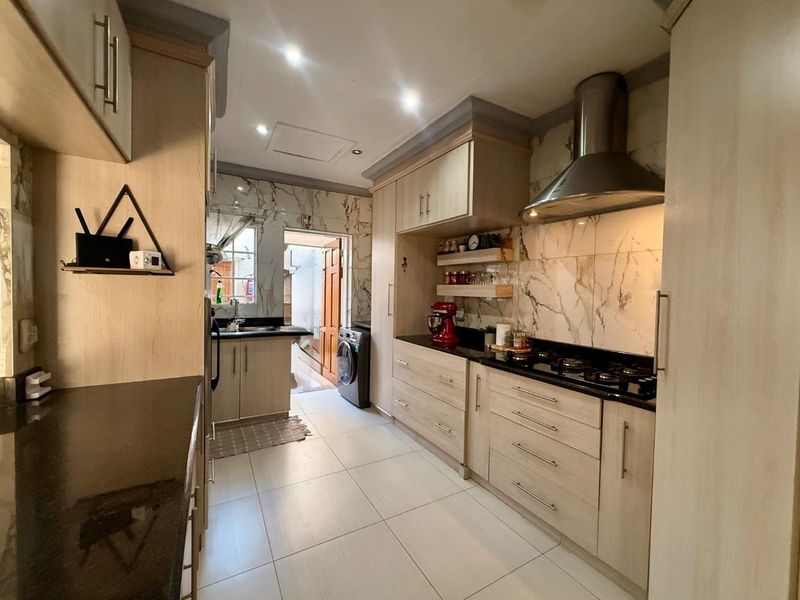 Beautiful 3 bedroom Townhouse for sale - Photo 2