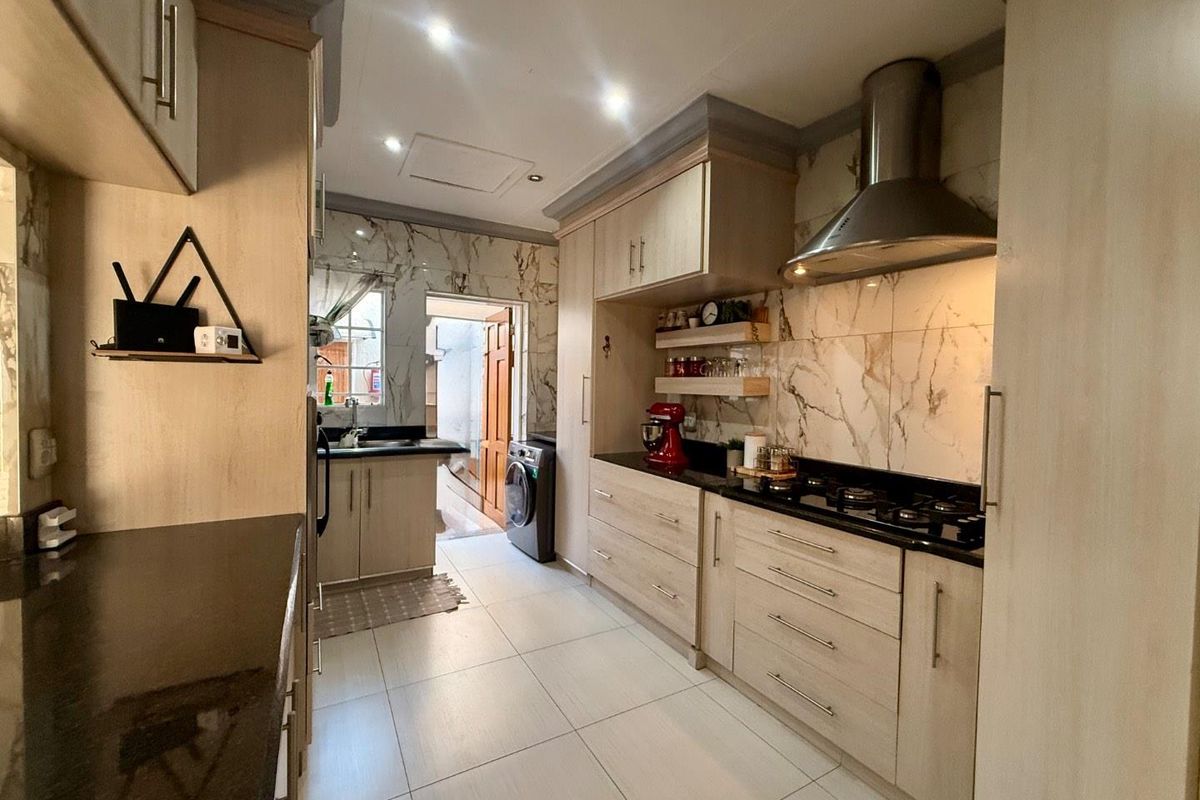 Beautiful 3 bedroom Townhouse for sale - Photo 2