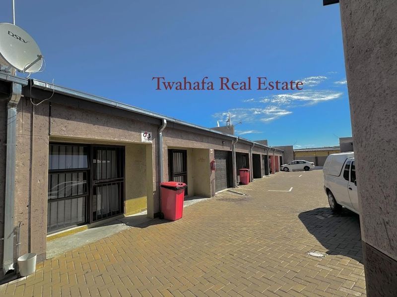 Income generating townhouse - Photo 1
