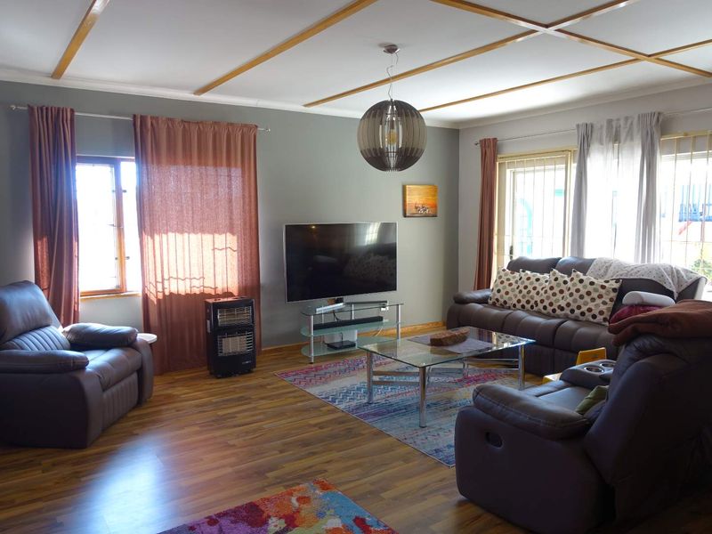 COSY FAMILY HOME ON LARGE ERF CLOSE TO SCHOOLS & SHOPPING CENTER - Photo 4