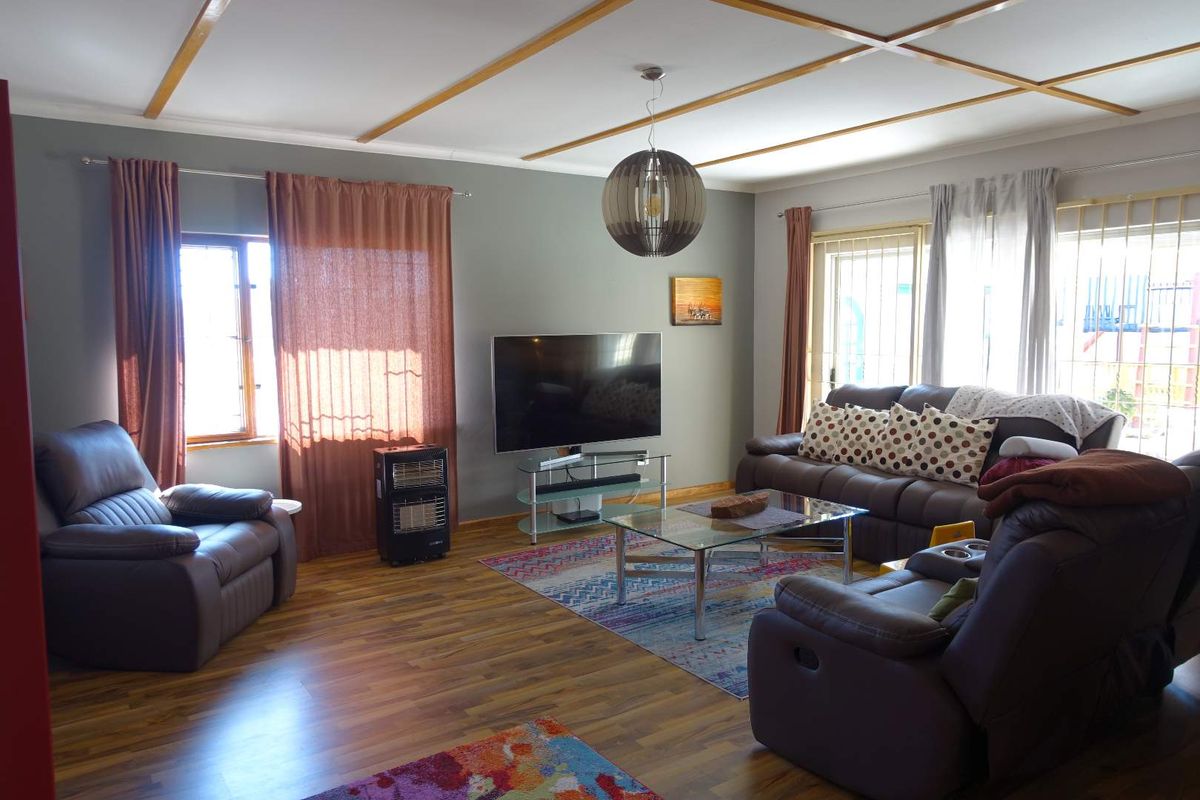 COSY FAMILY HOME ON LARGE ERF CLOSE TO SCHOOLS & SHOPPING CENTER - Photo 4