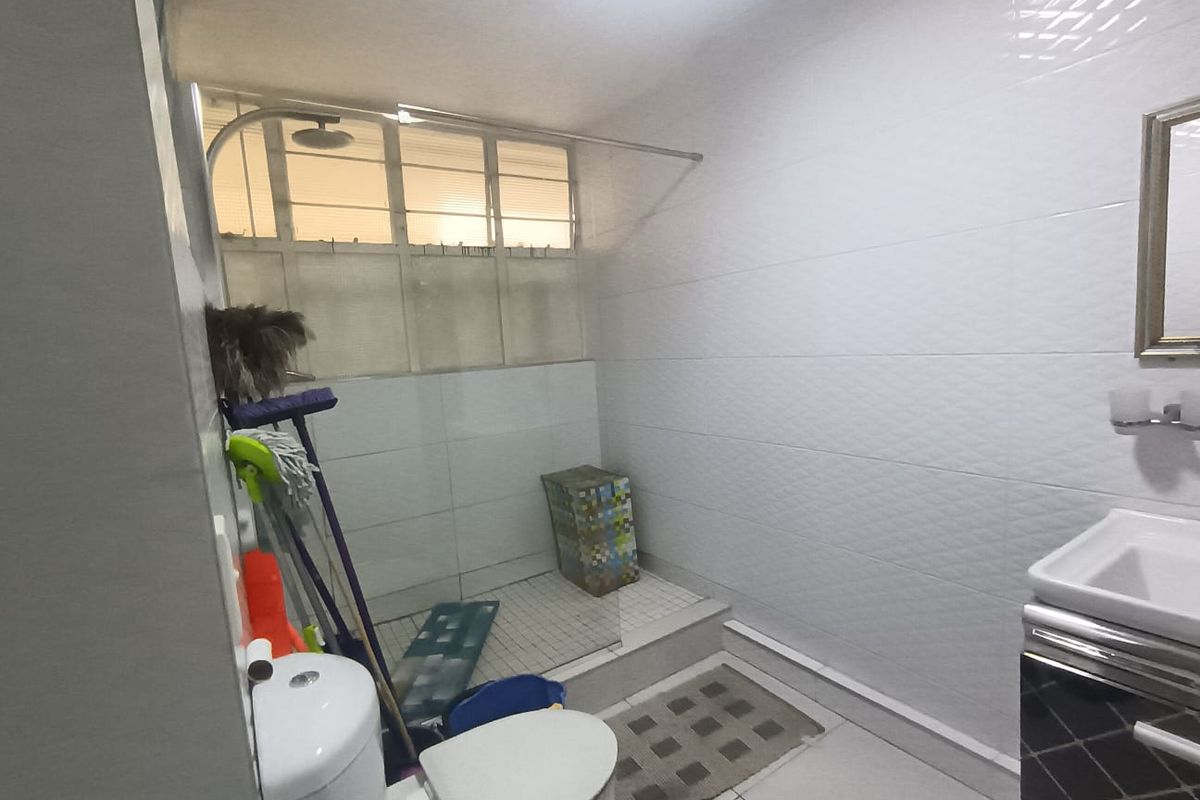 Stylish 1-Bedroom with Room for Up to Six Guests - Photo 3