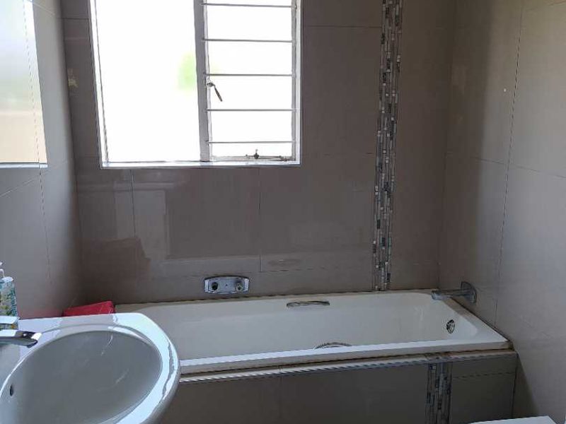 Secure 2-bedroom apartment in Halfway Gardens with garden - Photo 6