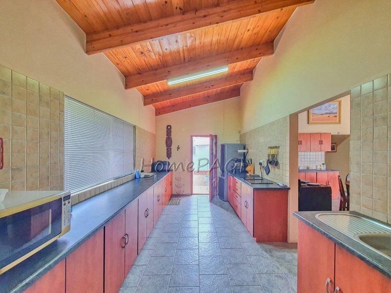 Ext 6, Henties Bay:  4 Bedr home with 4-car Garage is for Sale - Photo 7