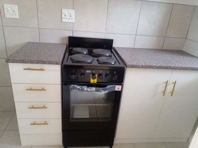 Newly Renovated Flat – Great Location & Move-In Ready! - Photo 3