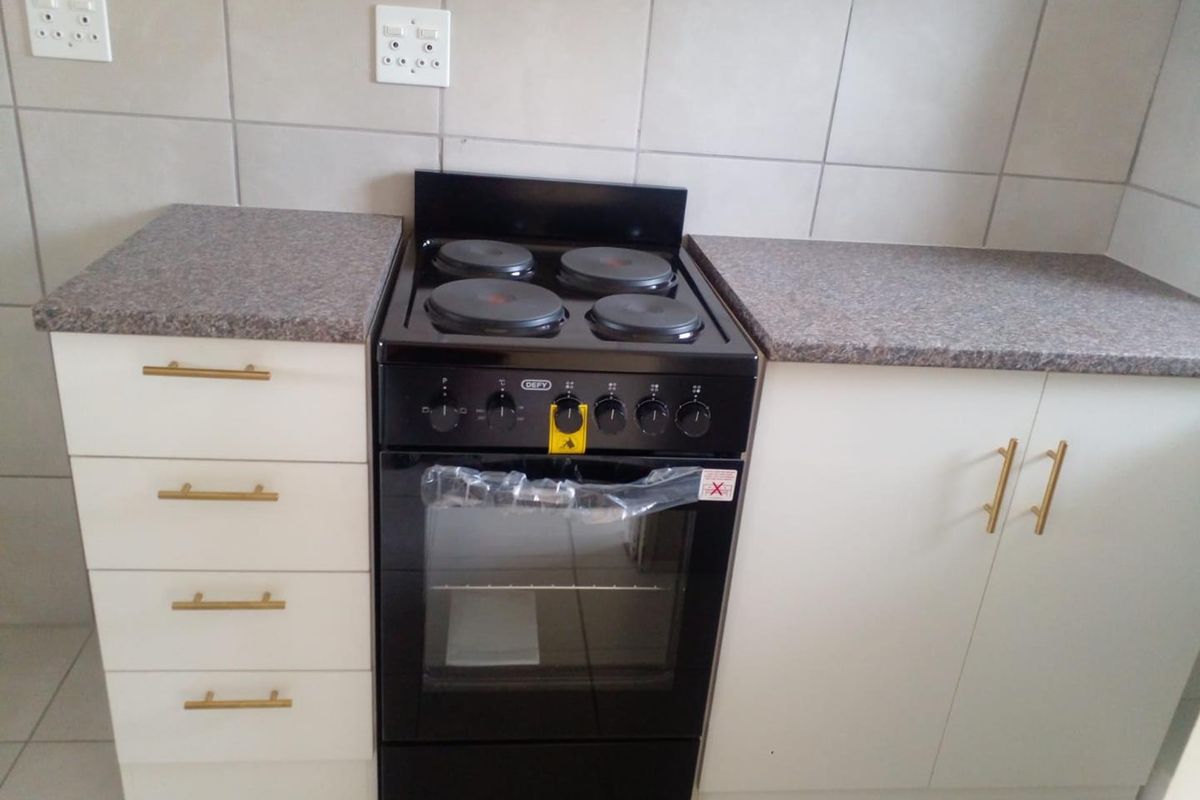 Newly Renovated Flat – Great Location & Move-In Ready! - Photo 3