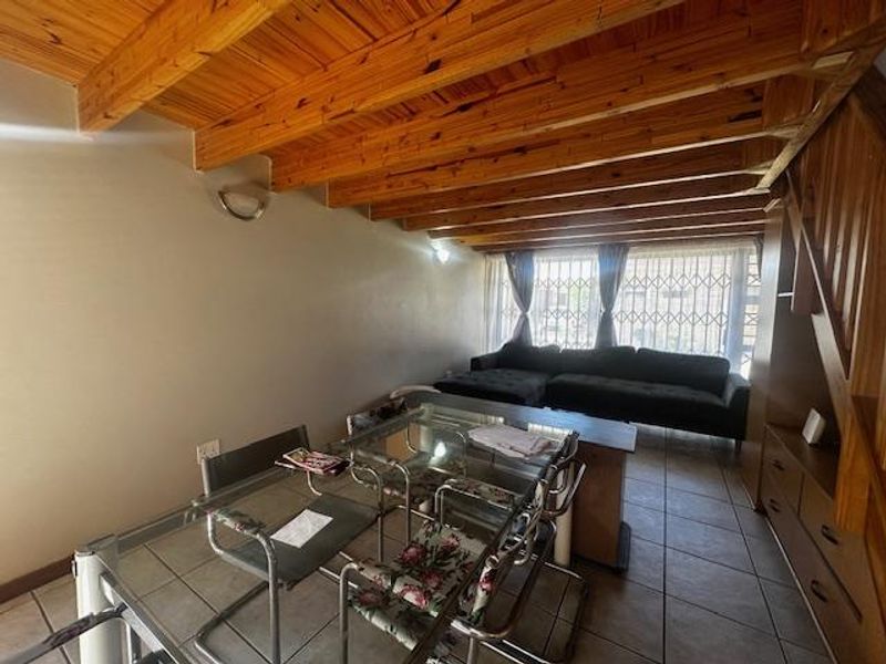 Townhouse with loft in  Langenhoven Park - Photo 6