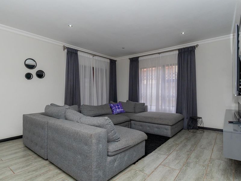 Exquisite Modern 3 Bedroom Family Home in Secure Estate – Van Riebeeck Park - Photo 4
