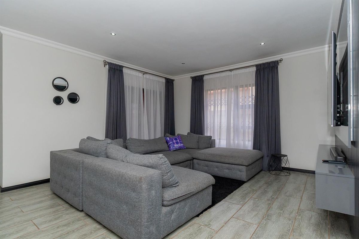 Exquisite Modern 3 Bedroom Family Home in Secure Estate – Van Riebeeck Park - Photo 4