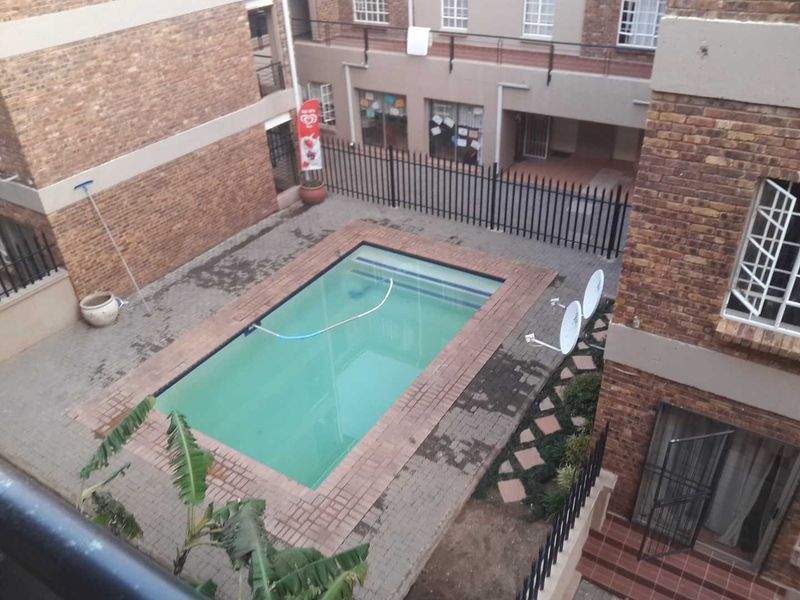 One Bedroom unit on 2nd floor in 24 hour security complex! - Photo 2