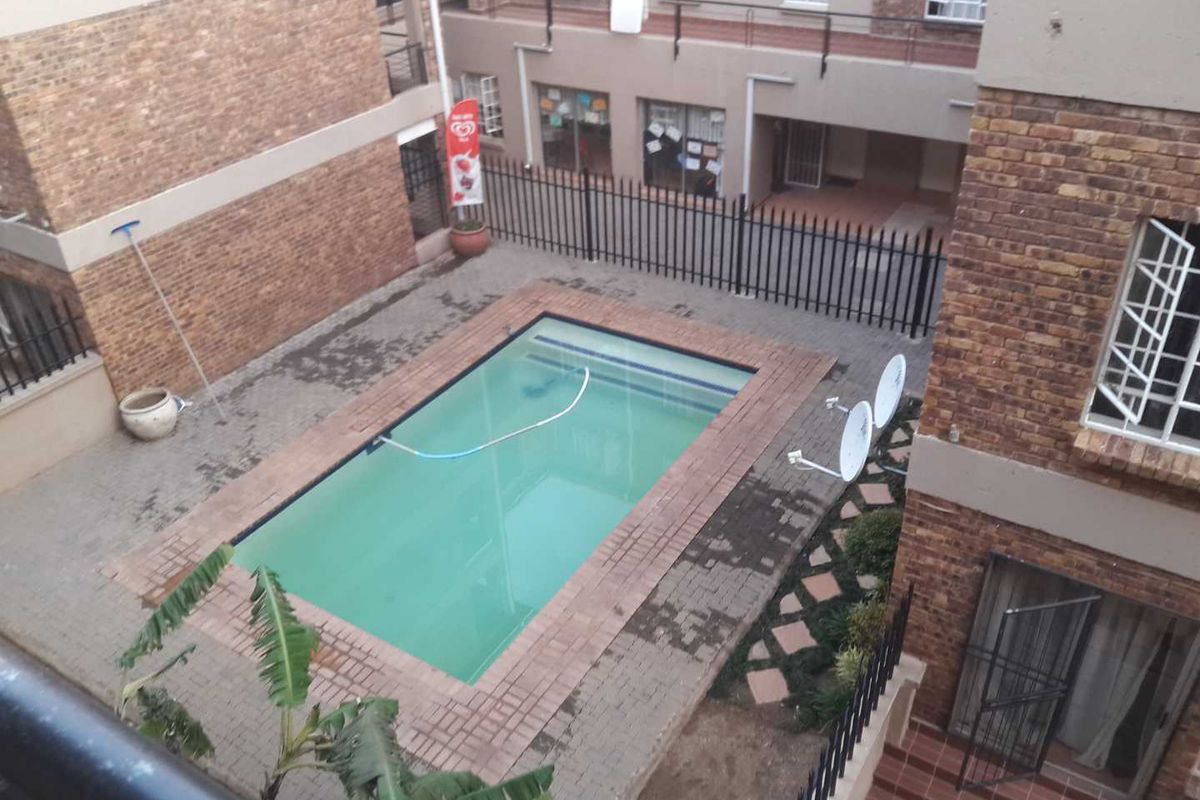 One Bedroom unit on 2nd floor in 24 hour security complex! - Photo 2