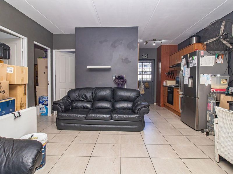 Charming 2-Bedroom Apartment in Secure Complex - Photo 9