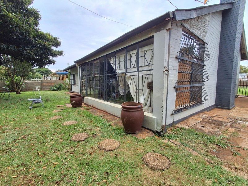 Neat & Secure Family Home in Quiet Three Rivers Neighbourhood - Photo 3