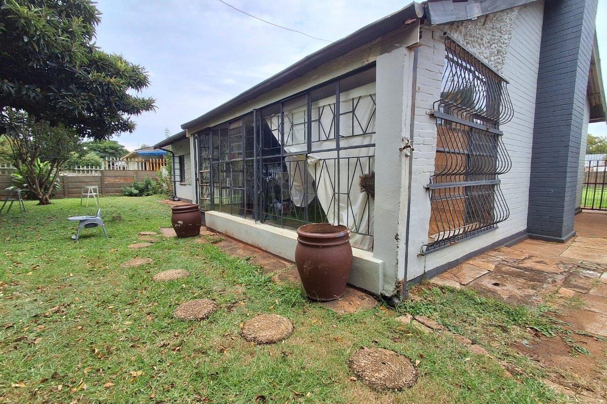 Neat & Secure Family Home in Quiet Three Rivers Neighbourhood - Photo 3