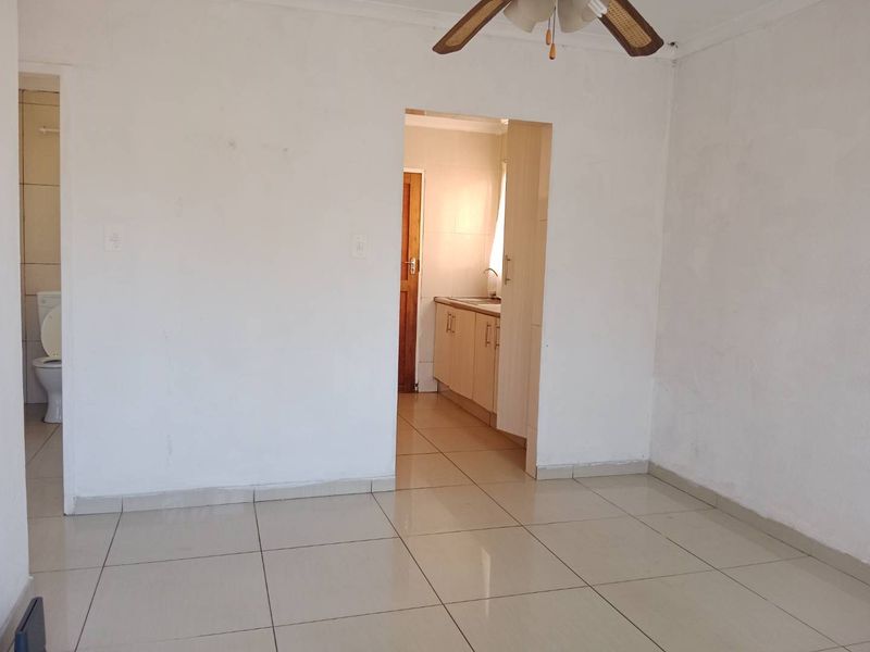 Two Bedroom 1 Bathroom Simplex To Let - Photo 1