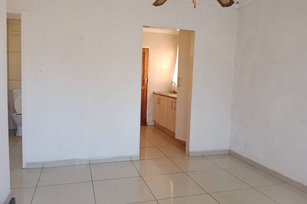 Two Bedroom 1 Bathroom Simplex To Let - Photo 2