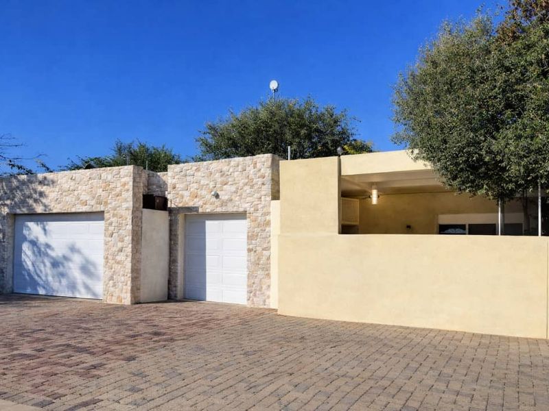 UPMARKET PROPERTY FOR SALE | EROS PARK, WINDHOEK FOR SALE - Photo 3