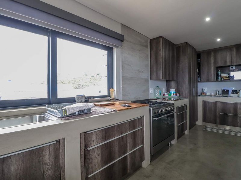4 Bedroom Luxurious Family Home with Panoramic Ocean View - Photo 9