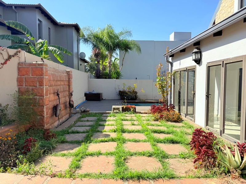 Experience Luxury: Beautiful Home with Pool & Loft! - Photo 2