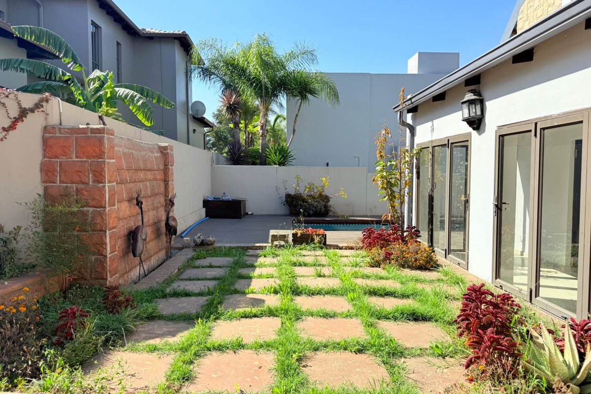 Experience Luxury: Beautiful Home with Pool & Loft! - Photo 2