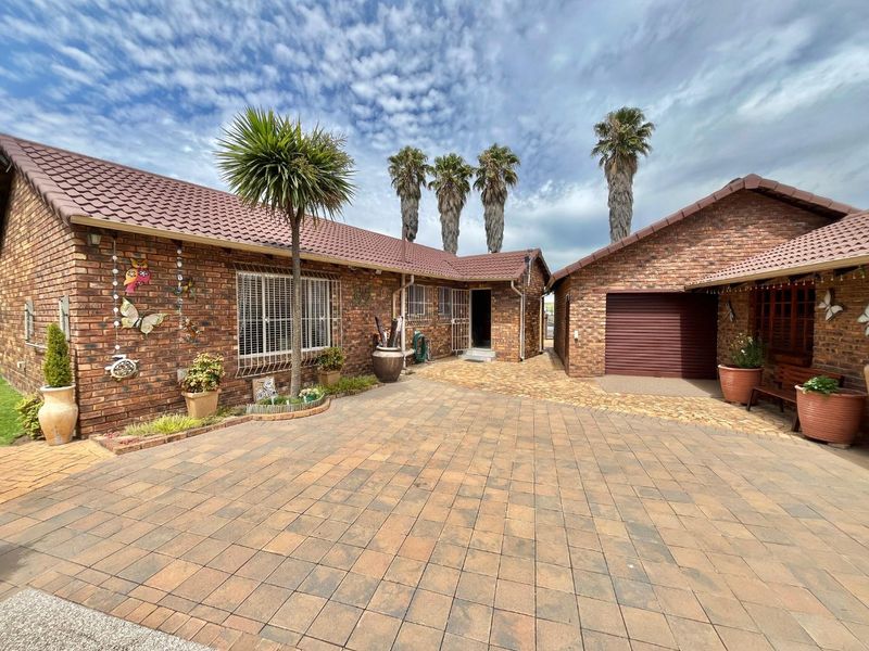 Chic Retreat: Ideal for  young Couples or Downsizers - Photo 2