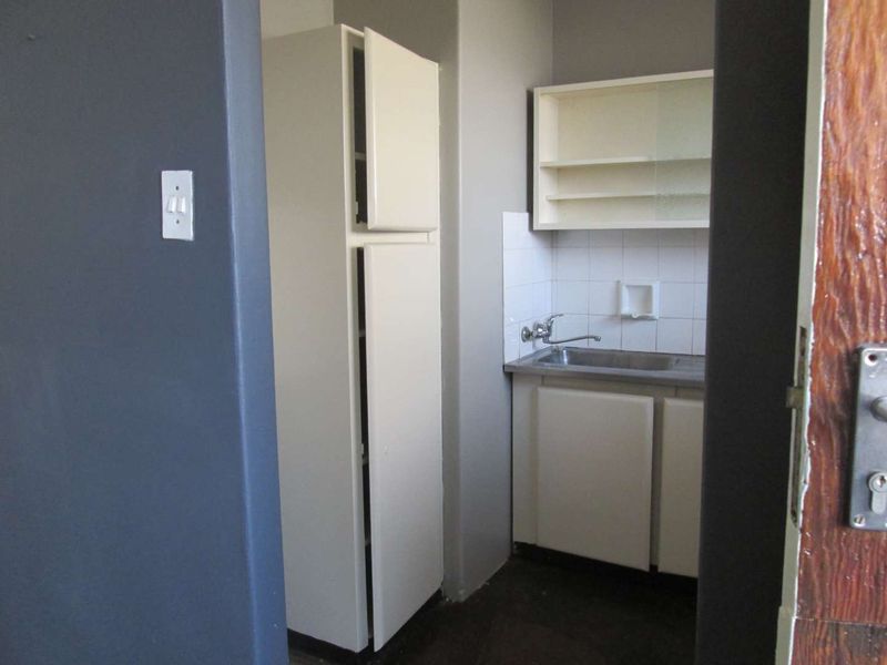 BEAUTIFUL ,NEAT AND CLEAN [1] ONE BEDROOM FLAT FOR SALE IN ARCADIA ' PRETORIA ' - Photo 6