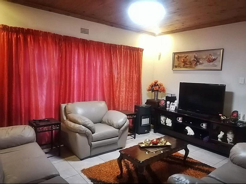 Family home with Flat - Photo 2