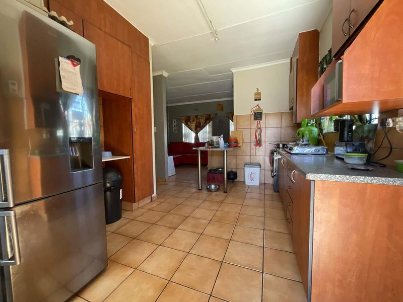 Family Home With 1 Bedroom Garden Cottage - Photo 3