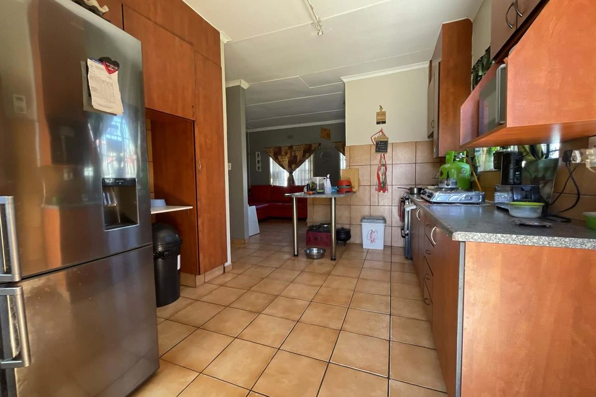 Family Home With 1 Bedroom Garden Cottage - Photo 3