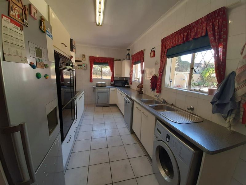 Spacious Family Home with Flatlet, Pool & Prime Location - Photo 3