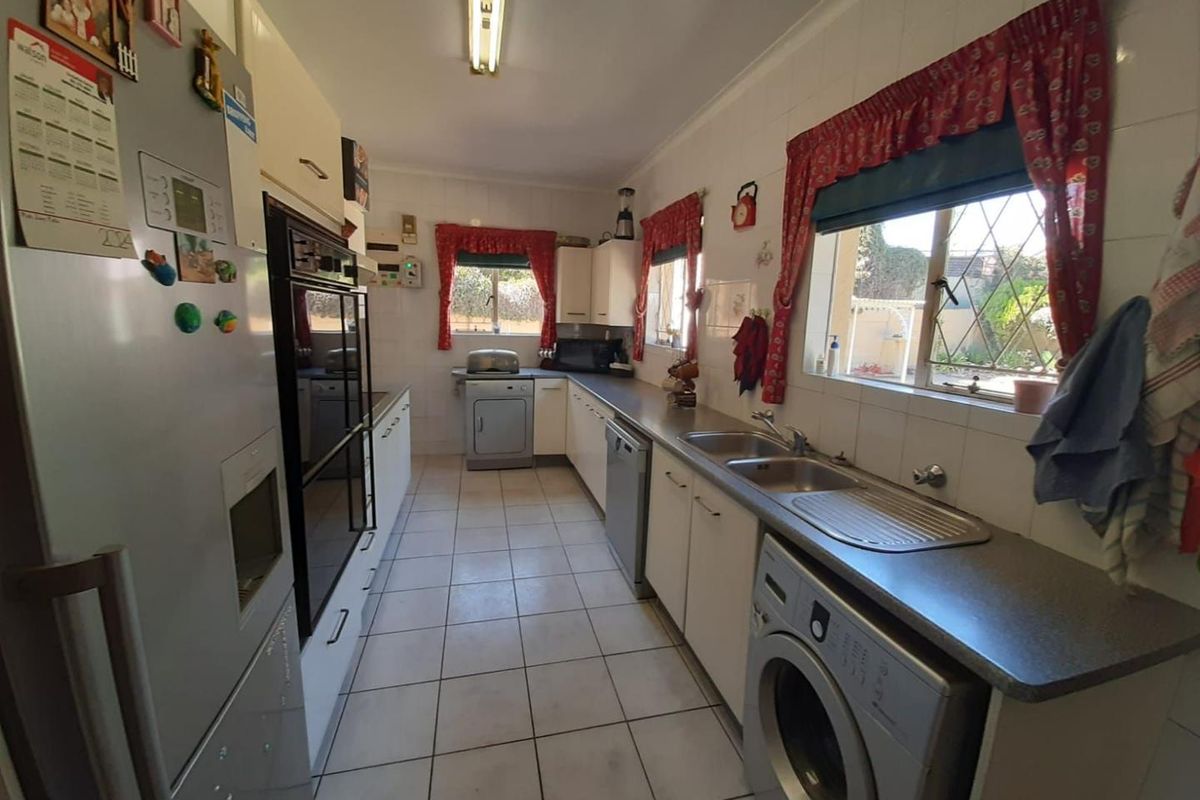 Spacious Family Home with Flatlet, Pool & Prime Location - Photo 3