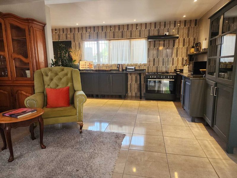 Fully Furnished, 4-Bedroom Townhouse, minutes away from Loftus Versfeld - Photo 6