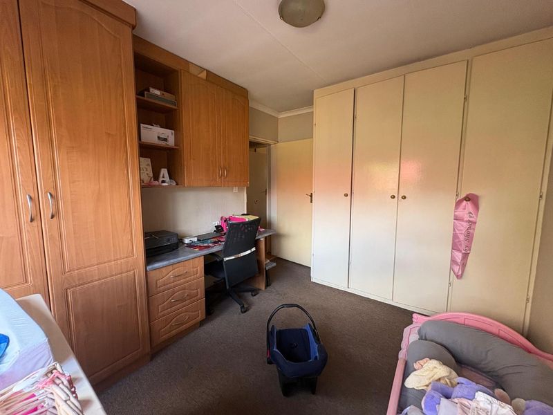 Charming and Secure Three-Bedroom House with Flatlet - Photo 9