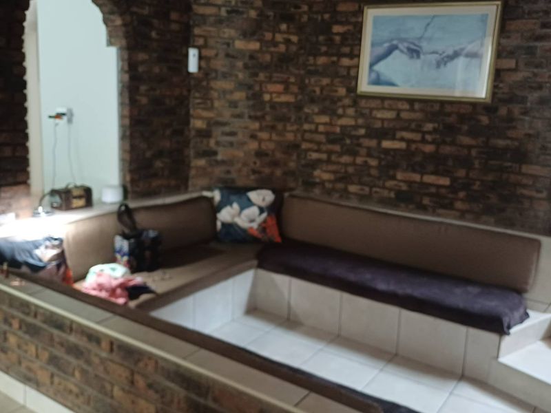 Exquisite Family Home - Photo 8