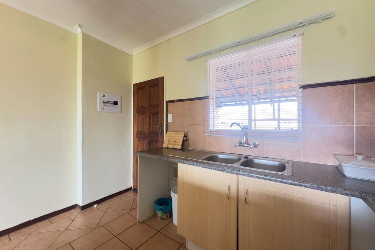 2 Bedroom Townhouse with a Balcony - Photo 4