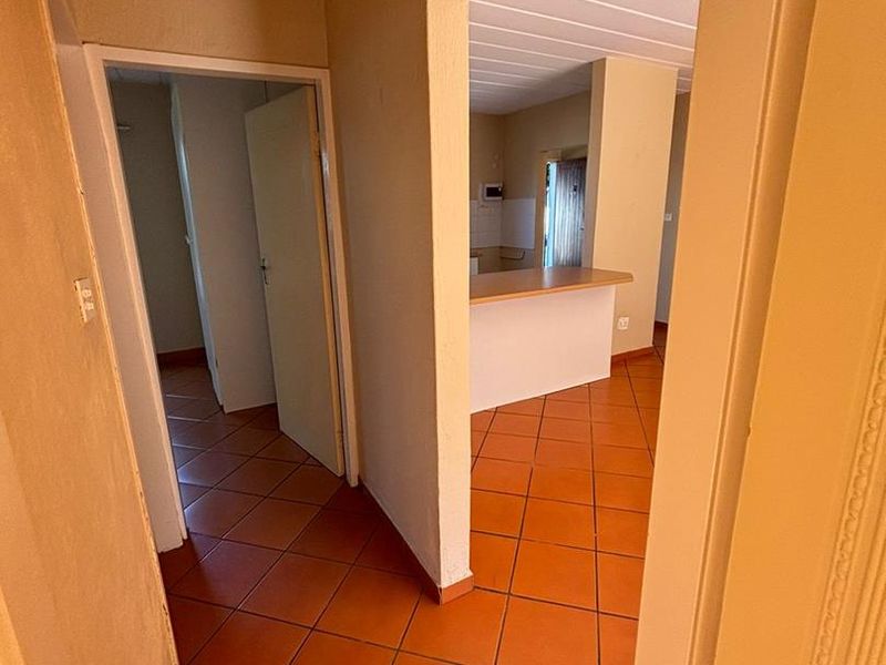 Stunning two bedroom apartment in Moreleta Park - Photo 8