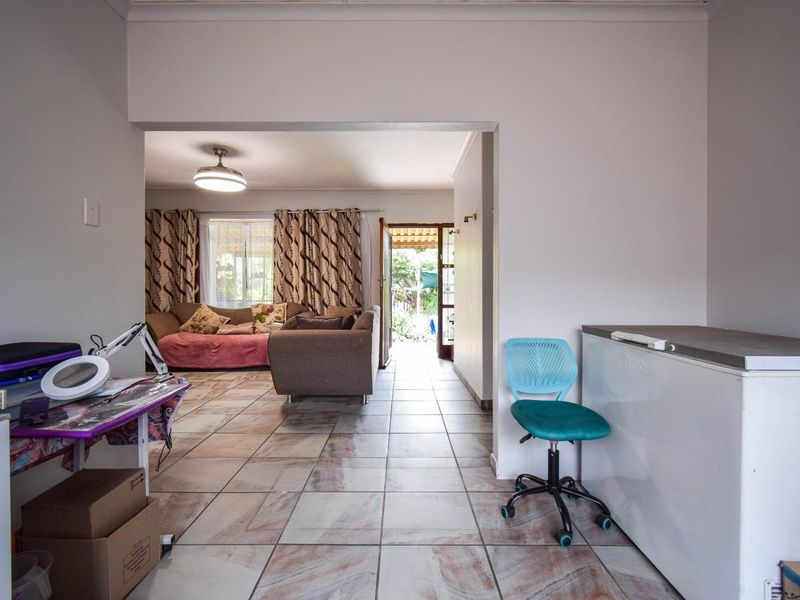 Family home with Borehole, Solar system and Flat on a large stand – Magalieskruin - Photo 8