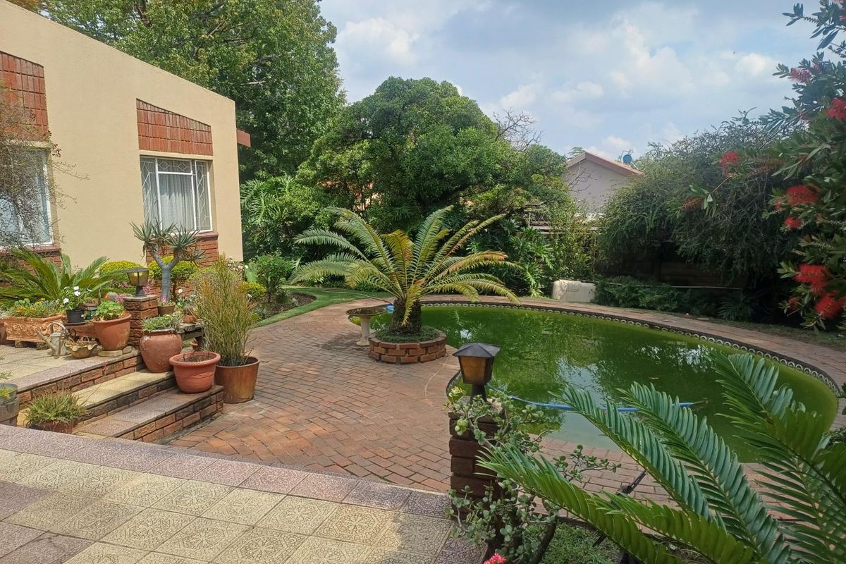 Spacious Family Home with Study, Pool & Excellent Location - Photo 2