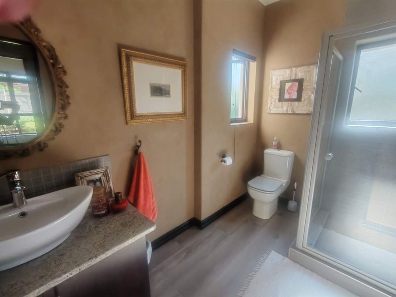 EXCLUSIVE MANDATE - BEAUTIFUL FAMILY HOME- IDEAL FOR THE ENTERTAINER - Photo 10