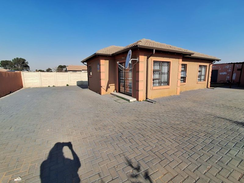 Modern 3-Bedroom Home with Double Garage, Open-Plan Living & Excellent Security - Photo 1