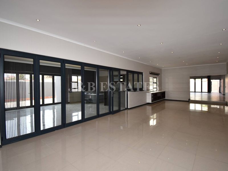 Large Modern Home - Photo 7