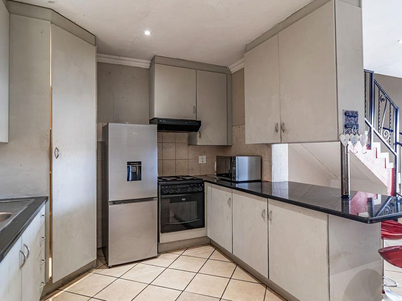 Spacious Double-Story Townhouse in La Montagne - Photo 3